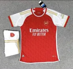 アーセナルの赤と白のストライプ入りジャージ、エミレーツのロゴが特徴。