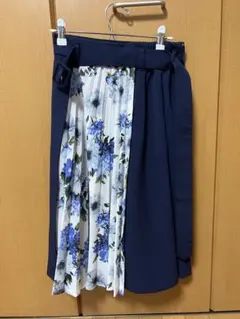 【INGNI】フレアスカート ネイビー 花柄 Mサイズのサムネイル