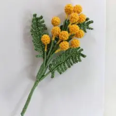 ハンドメイド　春を告げるミモザのブローチ