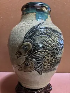 人間国宝金城次郎作次銘緑飴釉彫笑う双魚文尺高瓶　最上手　壺屋　作品　検濱田庄司 人間国宝金城次郎作次銘緑飴釉彫笑う双魚文尺高瓶 最上手 壺屋 作品 検