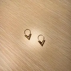 LOUIS VUITTON エッセンシャルV ピアスのサムネイル