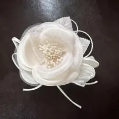 【美品】ホワイトフラワーブローチ