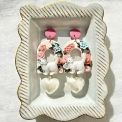 ⚠️先にコメントお願いします⚠️白猫とフラワーフレームのピアス　イヤリング