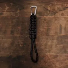 パラコード カラビナ付きキーホルダーブラック　ハンドメイド