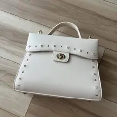 本日限定価格ダイアナ　スタッズ付き ショルダーバッグ