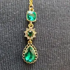 エメラルドグリーン ネックレス