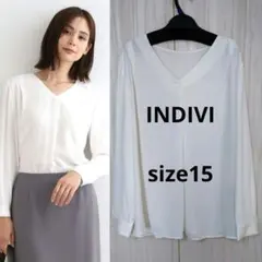 美品　大きいサイズ　インディヴィ　Vネックタック　デザインブラウス