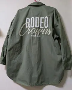 RODEO CROWNS バックロゴ刺繍＆プリント入り長袖シャツ カーキ