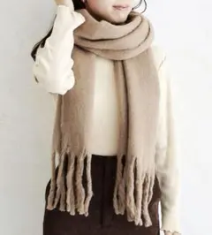 ボリュームマフラー フリンジマフラー ベージュ スリーコインズ 3COINS