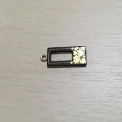 ゴールドと黒装飾の長方形ペンダントヘッド