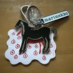 ✨新品✨ セール❣️馬型アクリルキーホルダーマリメッコ ムスタタンマ キーチェーン