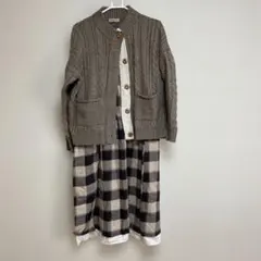 ケーブルニットカーディガンとチェック柄ワンピースのセット