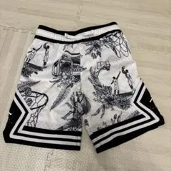 ジョーダン Jordan ナイキ　キッズ　黒と白の半ズボン　バスケ