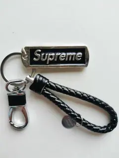 Supreme ロゴ プレートキーホルダー　ブラック　黒のサムネイル