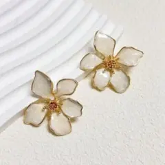 リゾートお花白ゴールドフラワーピアス 結婚式フラダンス衣装可愛いハンドメイド調