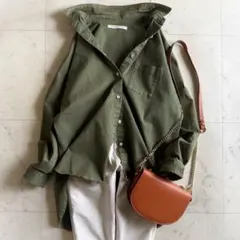美品 アッパーハイツ コットンドロップショルダー シャツ◆カーキのサムネイル