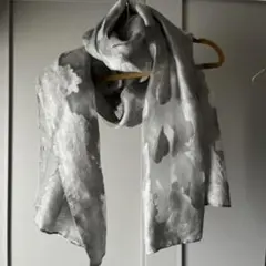 グレーの透明風ストール