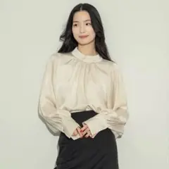 NEUN ワイドスリーブタックブラウスのサムネイル