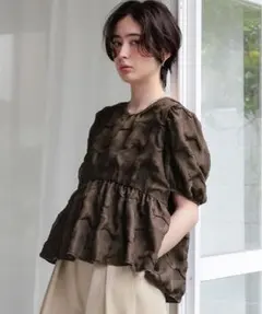 新品タグ付き　titivate♡ ドットパフスリーブブラウス　ダークブラウンのサムネイル