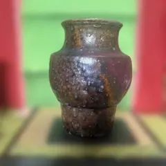 古伊賀の花瓶 石爆ぜ茶色と黒とのグラデーションが素晴らしい骨董品になります
