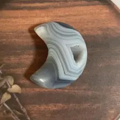 天然石　グレーバンデッドアゲート（瑪瑙）ドゥルージー入り月カービング