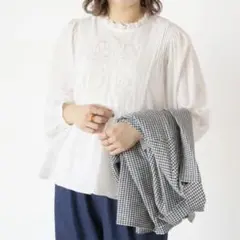 【匿名配送】Samansa Mos2 ボイル鳥刺繍ブラウスのサムネイル