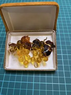 本鼈甲 ぶどうモチーフ ブローチ 2点セット