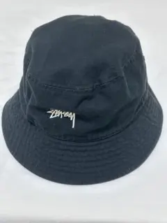 STUSSY バケットハット ブラック ロゴ刺繍 シンプル ストリート