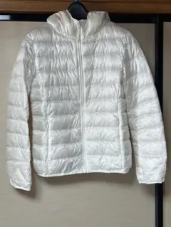 男女兼用ユニクロホワイト 系フード付き ダウンジャケットSサイズ