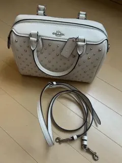 Coach スタッズ付きショルダーバッグ