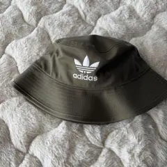 adidas バケットハット オリーブ色