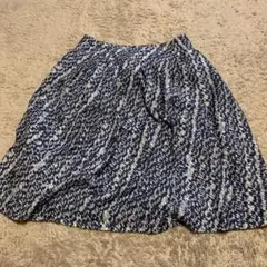 フレアスカート 青と白の模様 ひざ丈のサムネイル