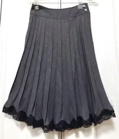 裾レース プリーツスカート 膝下丈 チャコールグレー パールボタン付き 裏地あり