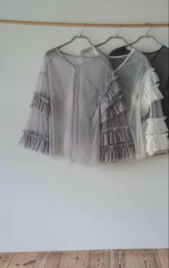 フリル付きシースルートップス グレー　カーディガン