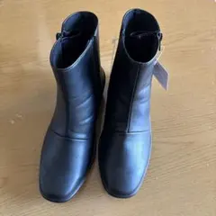 ブラックジッパー付きショートブーツ