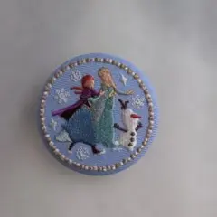 ディズニー　刺繍缶バッジ　アナと雪の女王