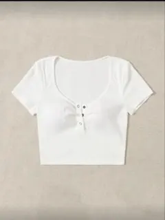 ホワイトショート丈トップス ボタン付き