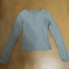 グレー ボタン付きヘンリーネック長袖Tシャツ
