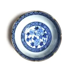 青い花柄の陶器ボウル