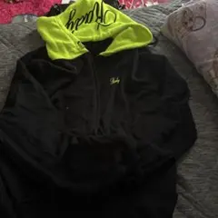 黒と蛍光グリーンのパーカーRADY
