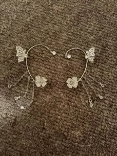 蝶々とお花のストーン付きイヤーカフ