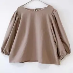 ベージュ バルーンスリーブ トップス