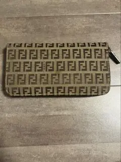 【定番人気】FENDI フェンディ 長財布 ズッカ柄 ラウンドファスナーのサムネイル