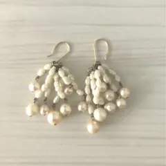 揺れるパールフックピアス