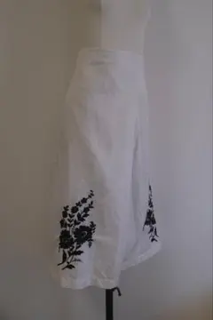 Comme des Garçons ホワイト フレアスカート 花柄刺繍のサムネイル