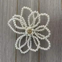 パール花形ブローチ