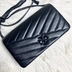【極美品】 トリーバーチ キラシェブロン チェーンウォレット クロスボディのサムネイル