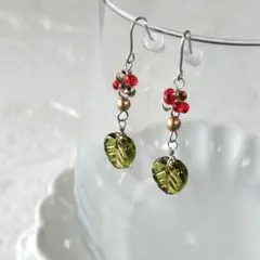 No.946グリーンリーフ＆ゴールドパール揺れるガラスピアス　316L