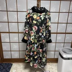 スーパービューティー　襟・袖ベロアビジュウ　花柄長袖ひざ丈ワンピース　42