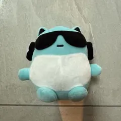 サングラスとヘッドホンをした猫のぬいぐるみ